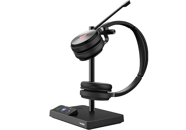 Casque téléphonique sans fil Yealink WH62 posé sur sa base de charge